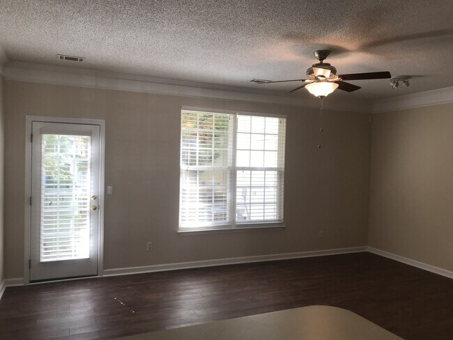 Building Photo - 3 Bedroom  2.5 Bath townhome located at  T...