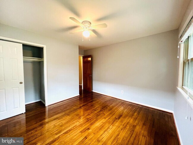 Building Photo - 2220 Primrose Dr