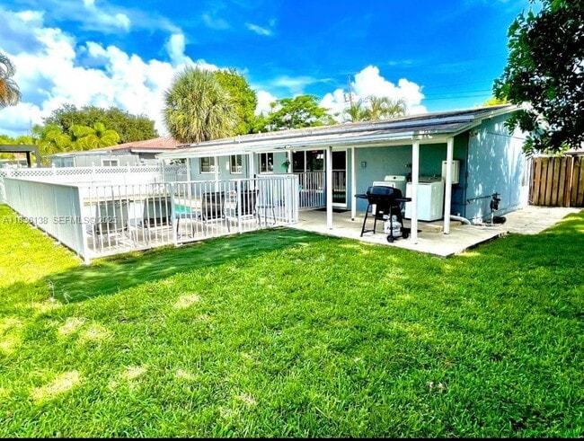 Building Photo - 2233 SE 13th St