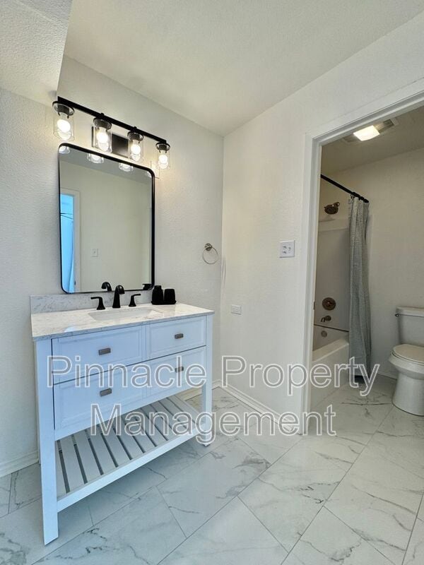 Building Photo - 2408 Lindenwood Dr