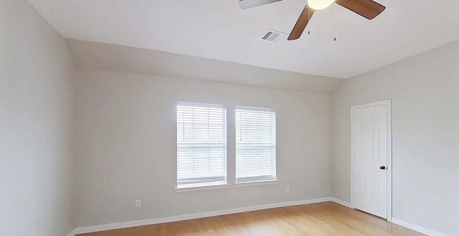 Building Photo - Charming 4-Bedroom Home with Modern Comforts & Spacious Living