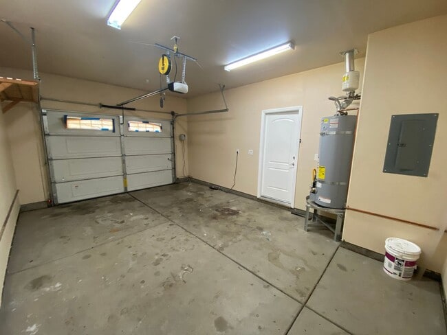 Building Photo - Spacious Corner Unit