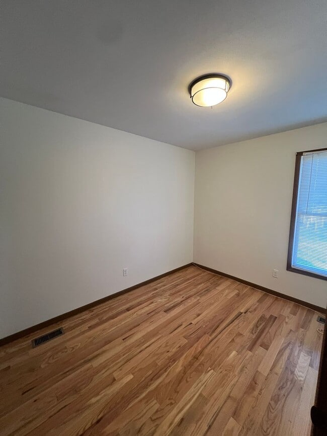 Building Photo - Large 4BR / 2BA Home with Granite Kitchen, Deck & Fenced Yard  Lifestyle-Oriented