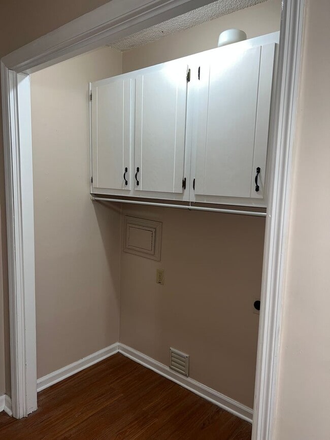 Building Photo - Two Story 3 Bed 2.5 Bath Available Early S...