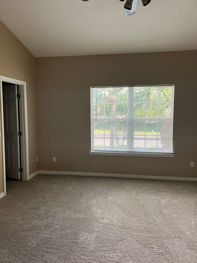 Building Photo - 2/2.5 Townhome in desirable Barclay Reserve!