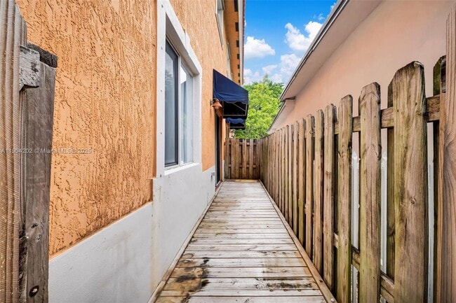 Building Photo - 2814 SW 27th St