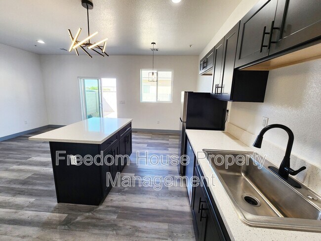 Building Photo - 382 Erin St