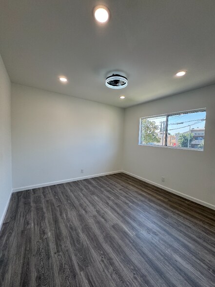 Building Photo - 15029 Burbank Blvd