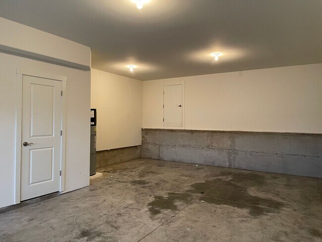 Building Photo - LUXURY 4 BD TOWNHOME! GATED PARKER VILLAGE...