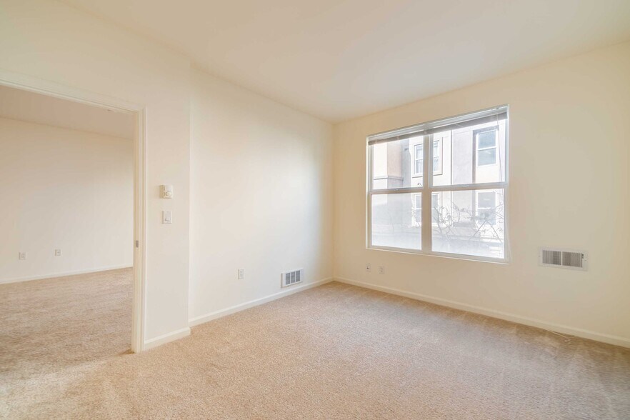 Building Photo - 301 Crescent Ct