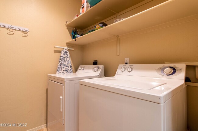 Building Photo - 2550 E River Rd