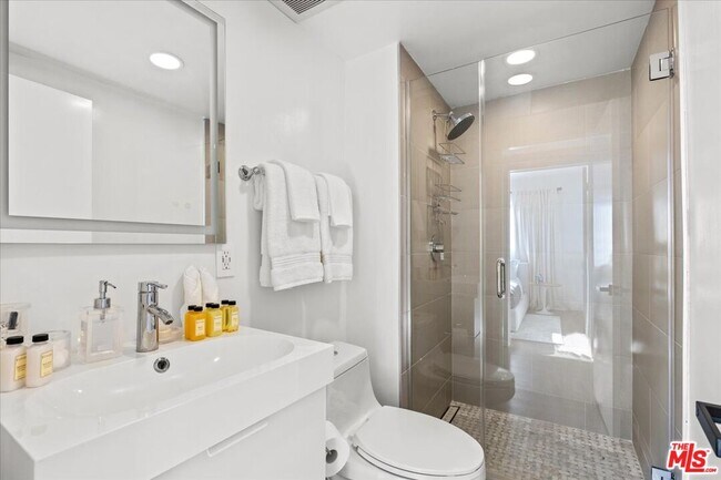 Building Photo - 1650 Clear View Dr