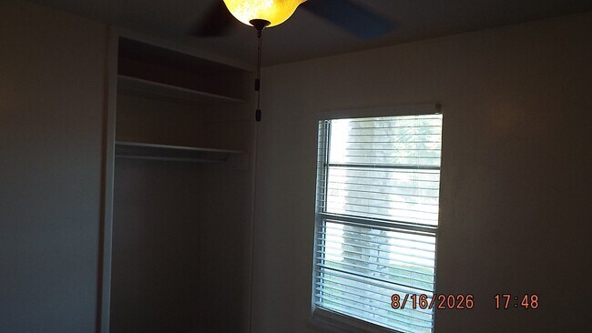 Building Photo - 807 Stonegate Dr