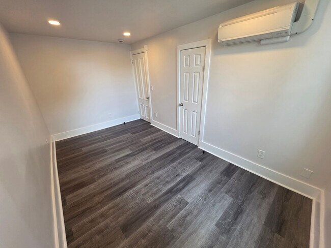 Building Photo - Newly Renovated 2 Bedroom Apartment - Poug...