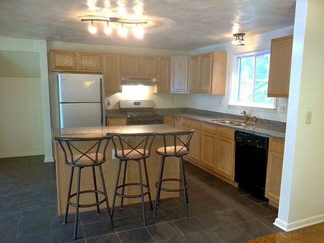 Building Photo - AVAILABLE 7/1/26 - Beautiful 5 Bedroom Sin...