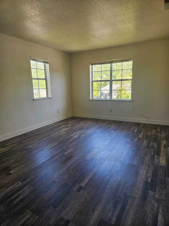 Building Photo - Greenley Oaks Townhome