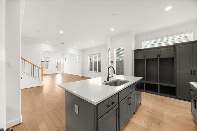 Building Photo - 946 Judiway St