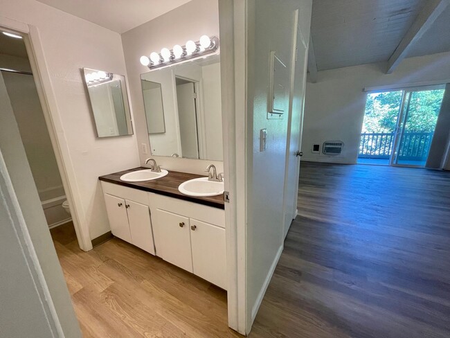 Building Photo - DESIRABLE MILLWOOD NEIGHBORHOOD ON TREE LI...