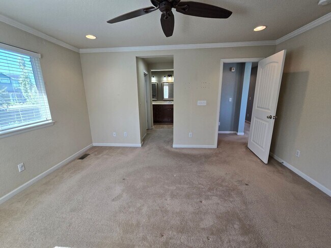 Building Photo - Amazing 3 bedrooms plus a loft, and 2.5 ba...