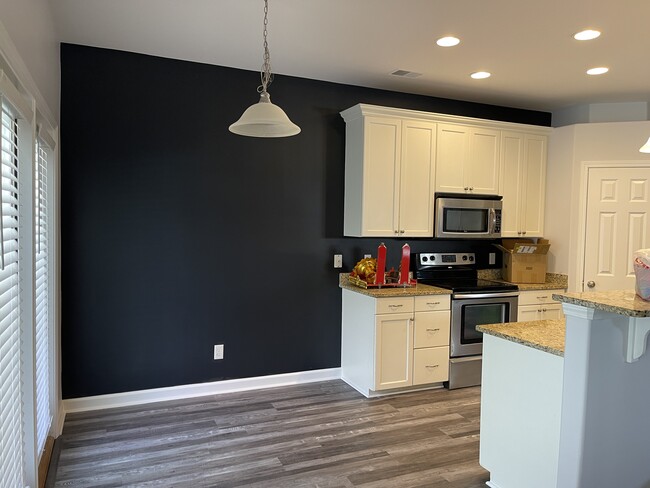 Building Photo - 320 Summer Hill Way