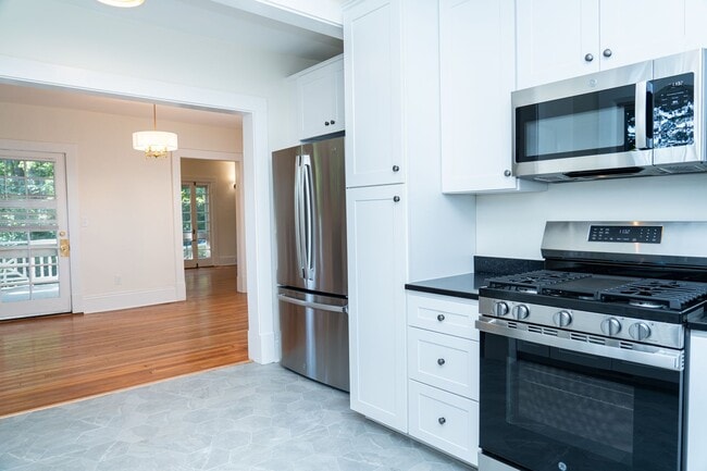 Building Photo - Large 4 Bedroom Home On Oakhurst Circle