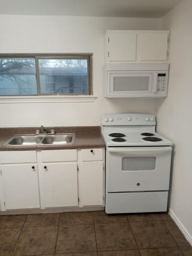 Building Photo - 2 bedroom and 1 bathroom unit ready to move in in Charlotte.