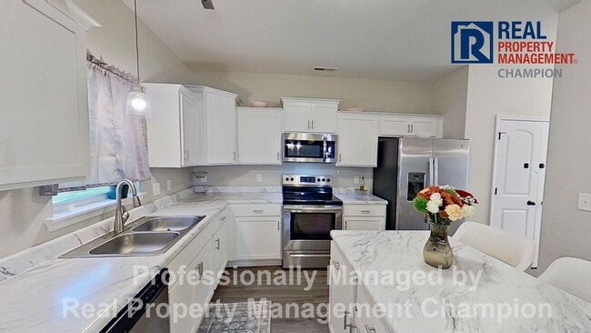 Building Photo - Spacious 3 BD/2.5 BA Home with Office Feat...