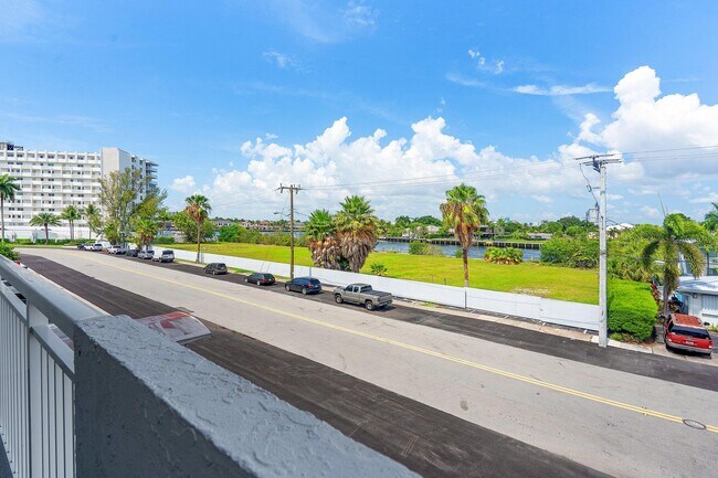 Building Photo - 550 Bayshore Dr