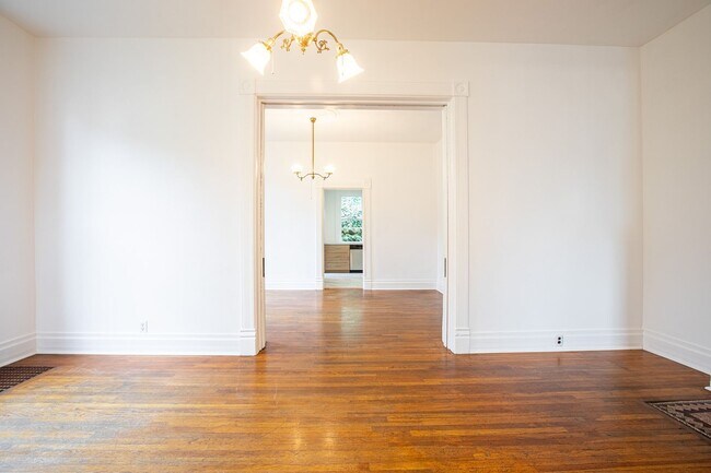 Building Photo - 1940-1946-1946 SW Market St Dr