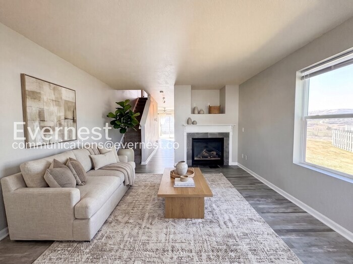 Building Photo - 2040 Oakcrest Cir