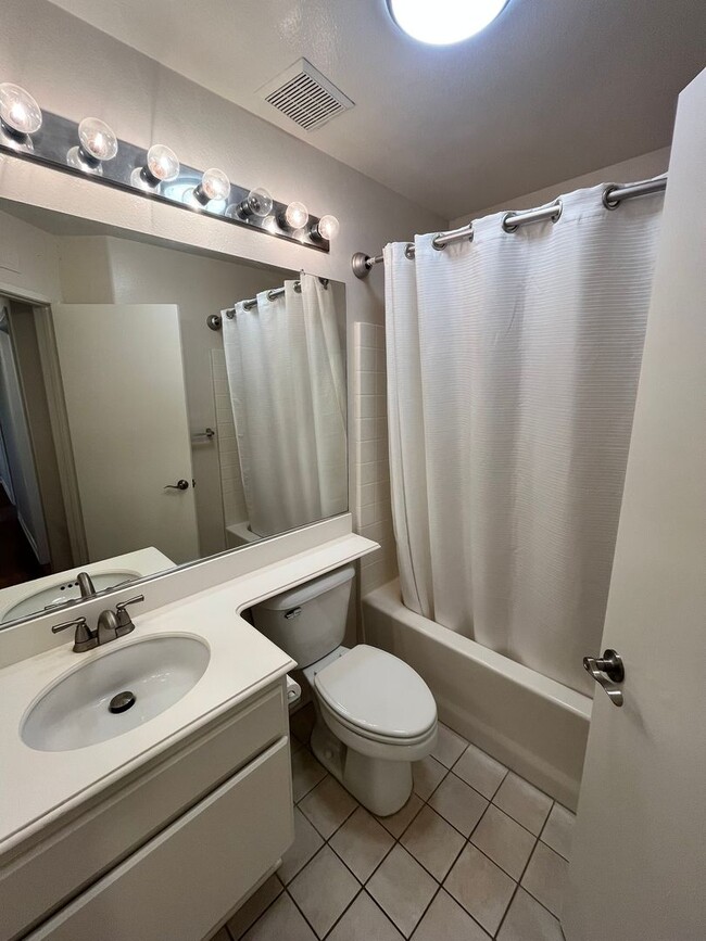 Building Photo - Spacious 3-Bedroom, 2.5-Bathroom Home