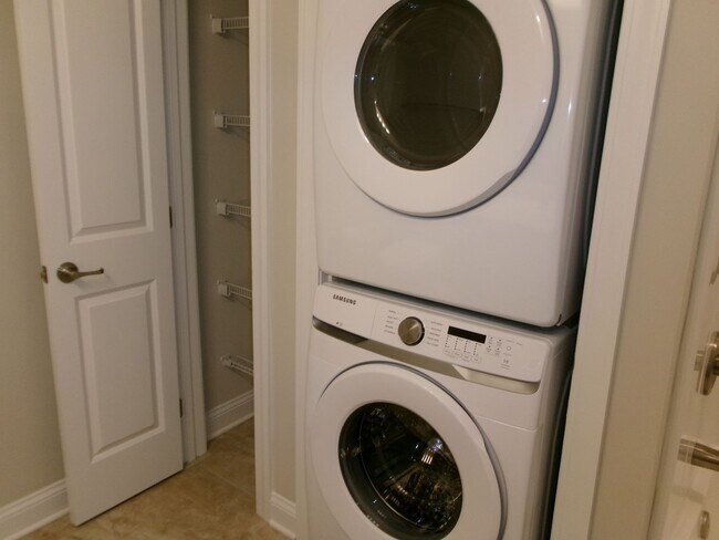 Building Photo - 1 bedroom condo in Queens Harbour