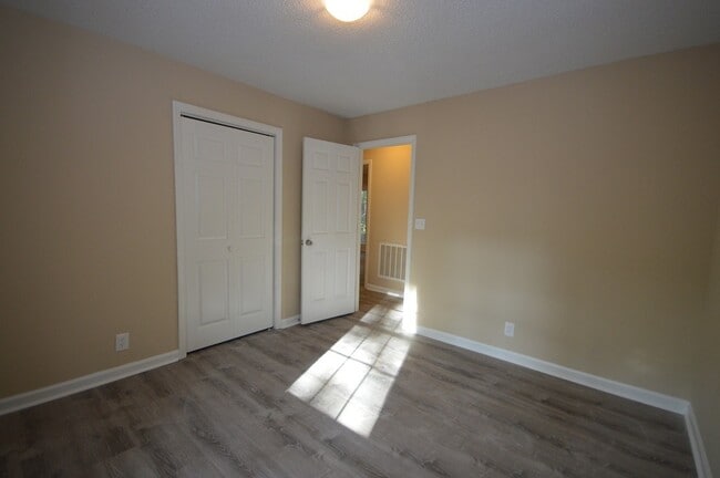 Building Photo - 106 N Bell Haven St