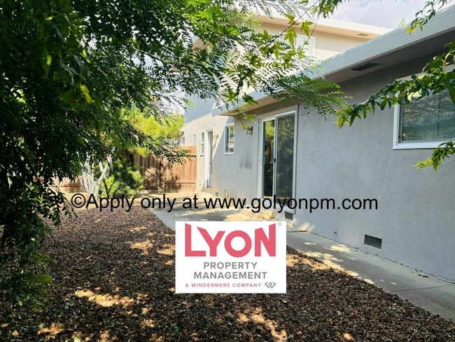 Building Photo - Spacious 2 bedroom, single level duplex in...