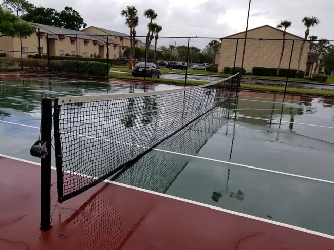 Building Photo - Avalon 2Bedrooms/1Bath Condo with front-row pool view!