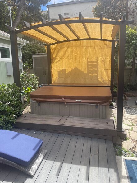 Large Hot Tub Jacuzzi - 300 Entrada Dr