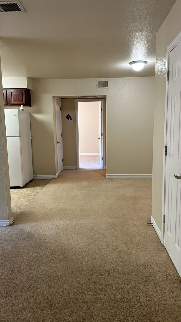 Building Photo - 1 Bedroom Condo with community pool & tenn...