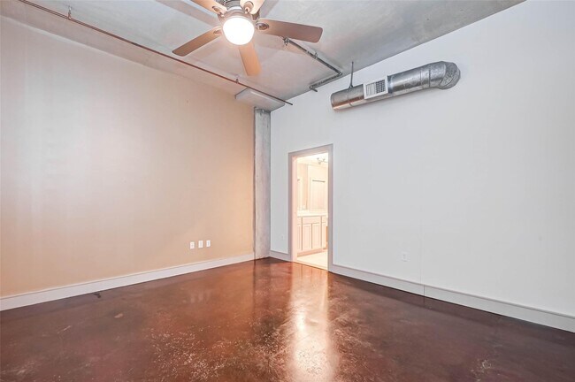 Building Photo - 1616 Fountain View Dr