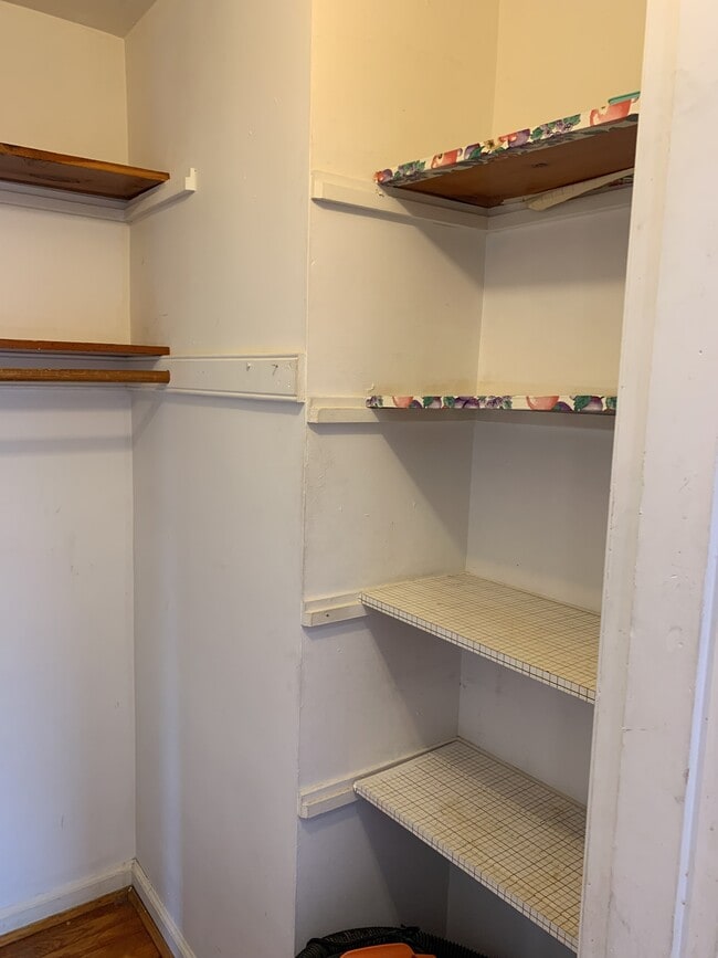 Building Photo - 3069 Glenmore Ave