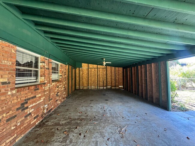 Building Photo - Nice Brick 1/1 with bonus rooms in Silver ...
