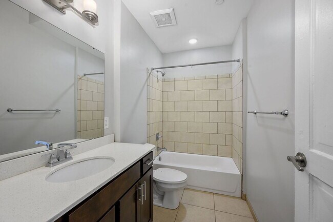 Building Photo - 975 E McMillan St