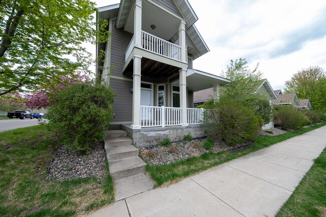 Building Photo - 852 W Berwood Ave