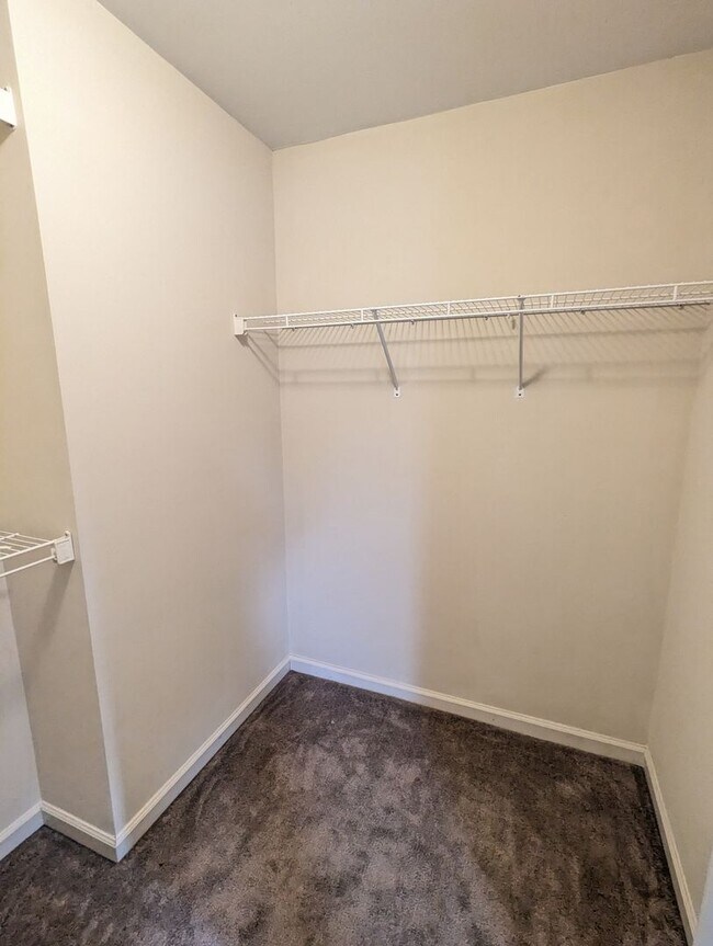 Building Photo - Townhouse in Spring Ridge community *OAKDALE school district* available now!