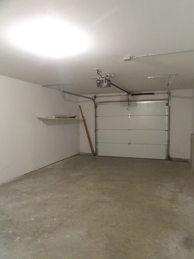 Building Photo - r1350