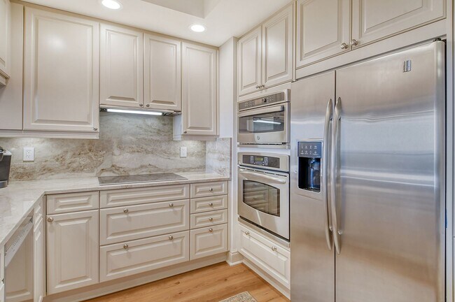 Building Photo - Short term ONLY Amazing 2/2 condo in the heart of downtown Sarasota with Bay View!