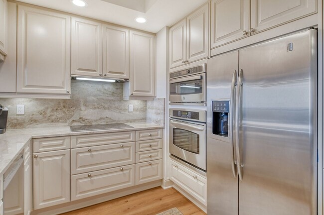 Building Photo - VACATION RENTAL Amazing 2/2 condo in the heart of downtown Sarasota with Bay View!