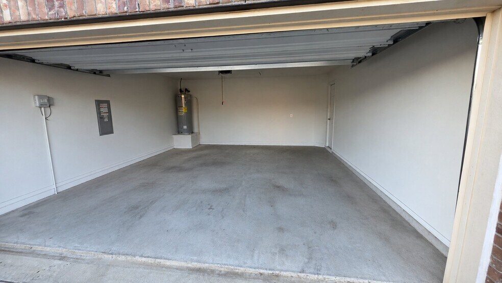 Building Photo - 547 Concho St