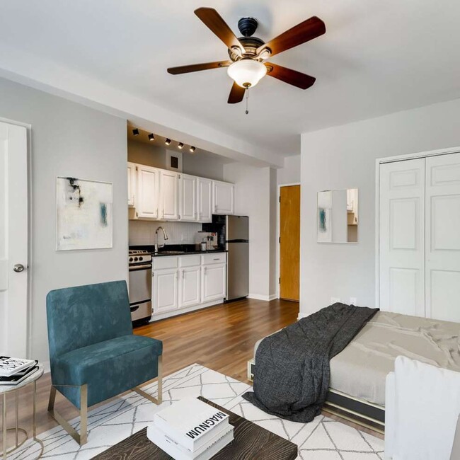 Building Photo - 1140 N La Salle Dr