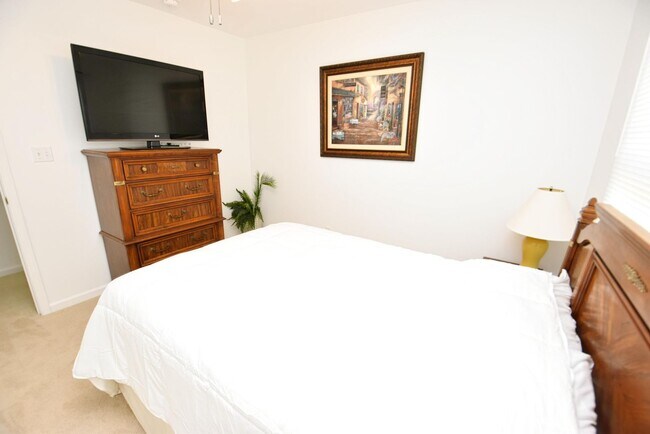 Building Photo - Short or long term Executive 4 bedroom 2.5 bath home available fully furnished!