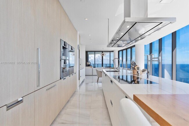 Building Photo - 15701 Collins Ave